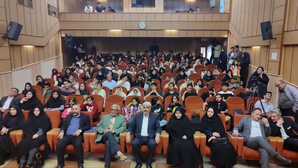 مدیرکل امور اجتماعی و فرهنگی استانداری ایلام :
هنر زیباترین و جذابترین مقوله در عرصه خلق کردن است