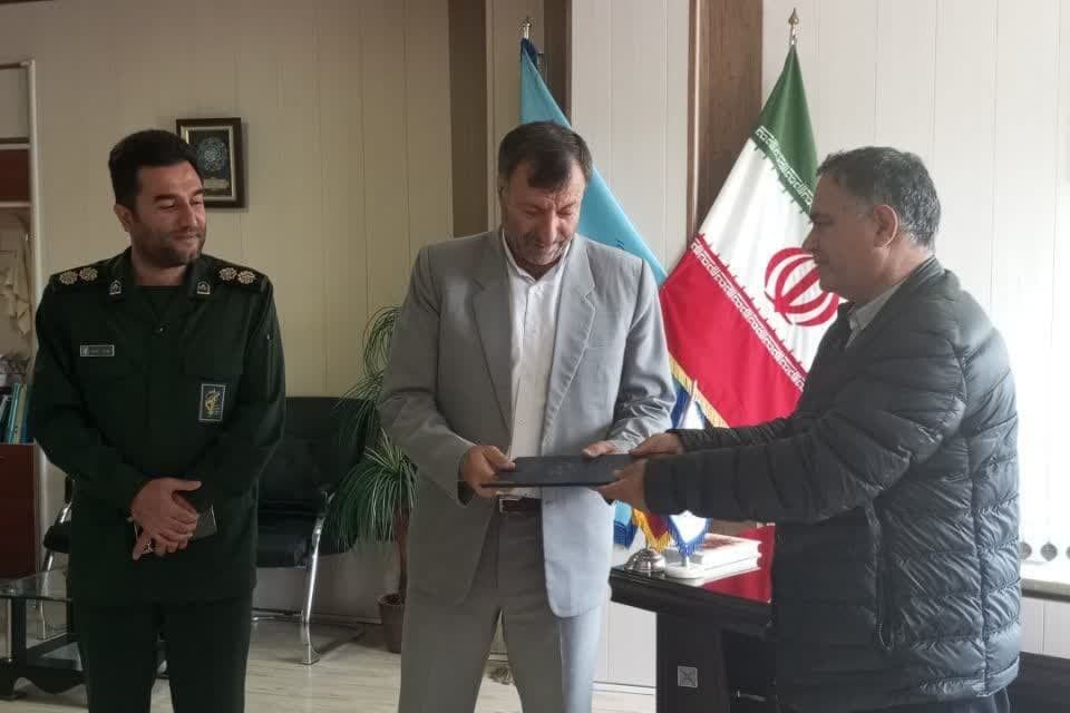 معلم وحدت آفرین و هویت بخش