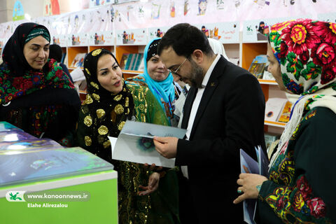 رونمایی از مجموعه «من به دنیا آمدهام» در نمایشگاه کتاب تهران