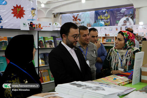 رونمایی از مجموعه «من به دنیا آمدهام» در نمایشگاه کتاب تهران