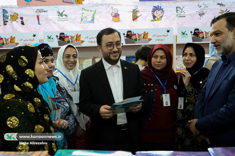 رونمایی از مجموعه «من به دنیا آمدهام» در نمایشگاه کتاب تهران