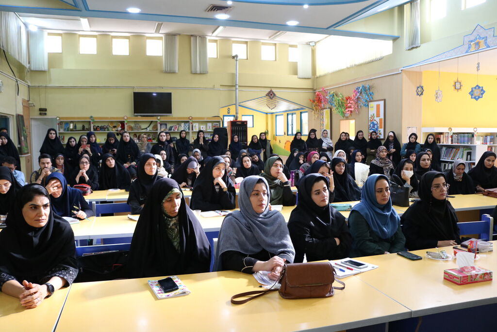 مربی کسی است که فهم جامع دارد و راه درست در مسیر کودک ایجاد می کند