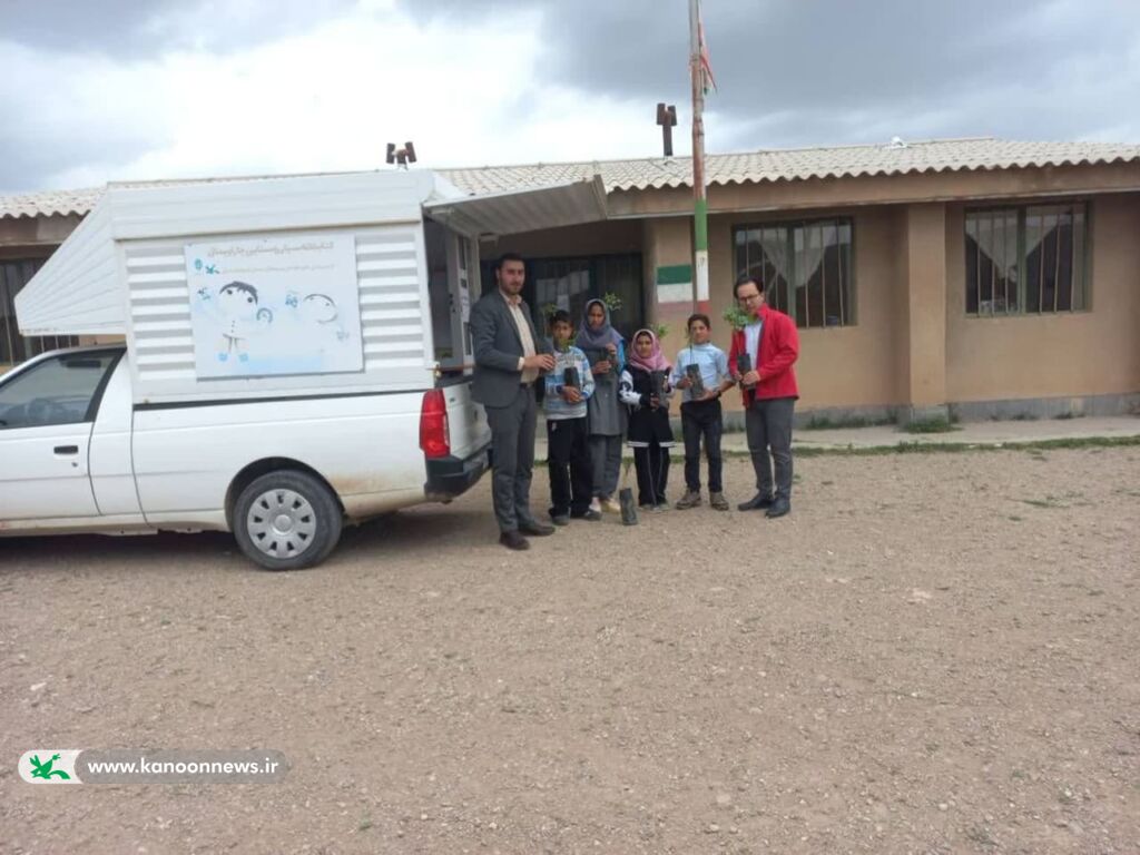 کاشت نهال در روستاهای چاراویماق کاشت دهها نهال توسط اعضای کتابخانه سیار روستایی چاراویماق