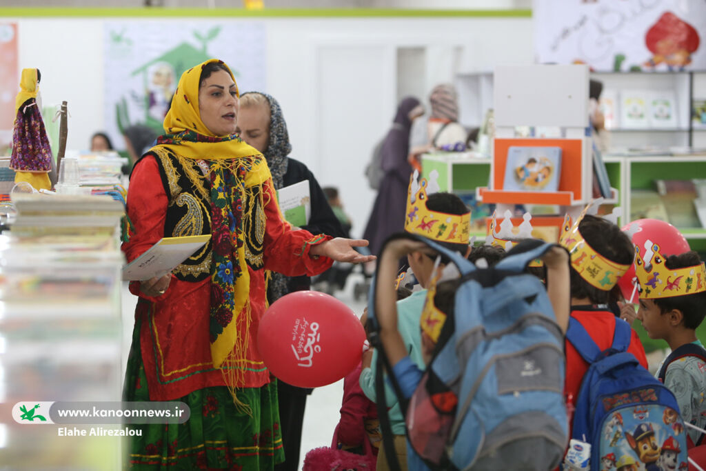 قصهگوهای کانون در کنار فروشندهها/ قصه بهترین روش معرفی کتاب است قصهگوهای کانون در کنار فروشندهها/ قصه بهترین روش معرفی کتاب است