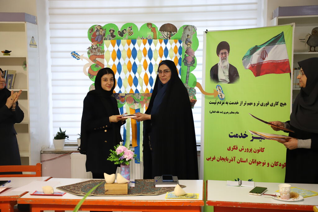 مدیرکل پای صحبت خانواده ها و اعضای نوجوان/ کانون خانه ای برای مهربانی