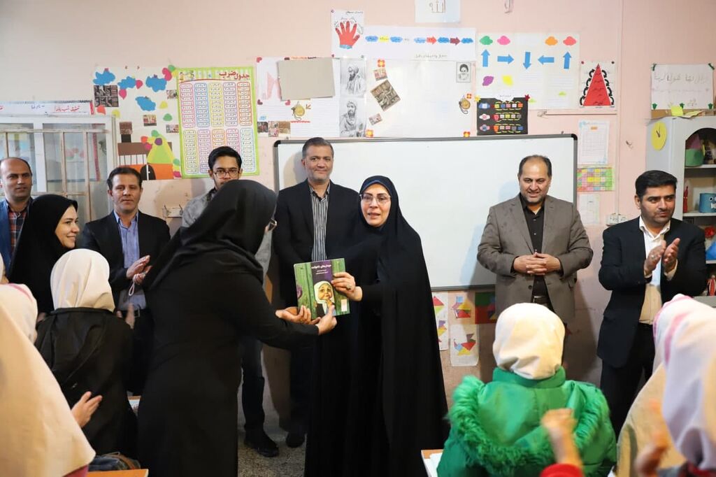 اجرای طرح «هرکلاس، یک قفسه کتاب» در مدارس کمتر برخوردار ارومیه اجرای طرح «هرکلاس، یک قفسه کتاب» در مدارس کمتر برخوردار ارومیه