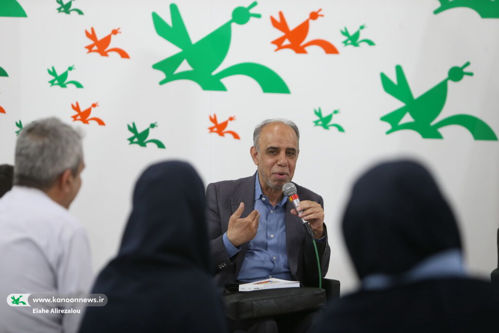 بچهها را با لایههای پنهان زندگی آشنا کنیم جشن امضا کتاب محمد میرکیانی نویسنده کودک و نوجوان در نمایشگاه کتاب