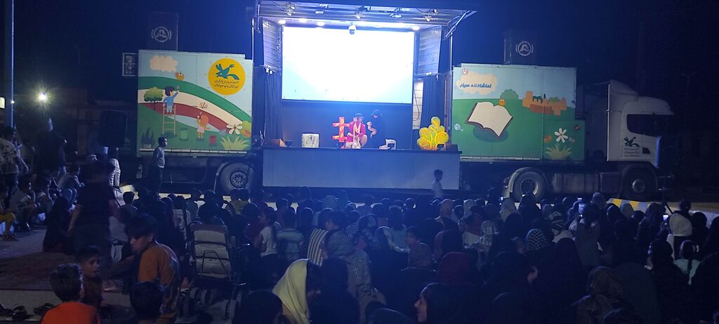 کاروان فرهنگی هنری "مسیر هشتم" در خرمشهر نمایش خداداد بر تماشاخانه سیار کانون در خرمشهر به روی صحنه رفت