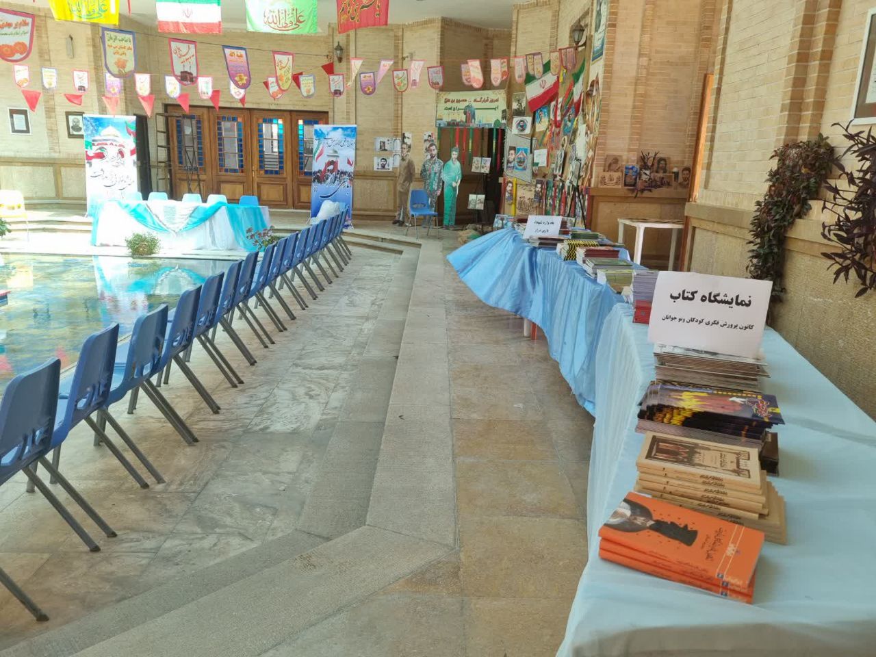 نمایشگاه کتاب کانون کرمانشاه در بقعه‌ی احمدابن اسحاق
