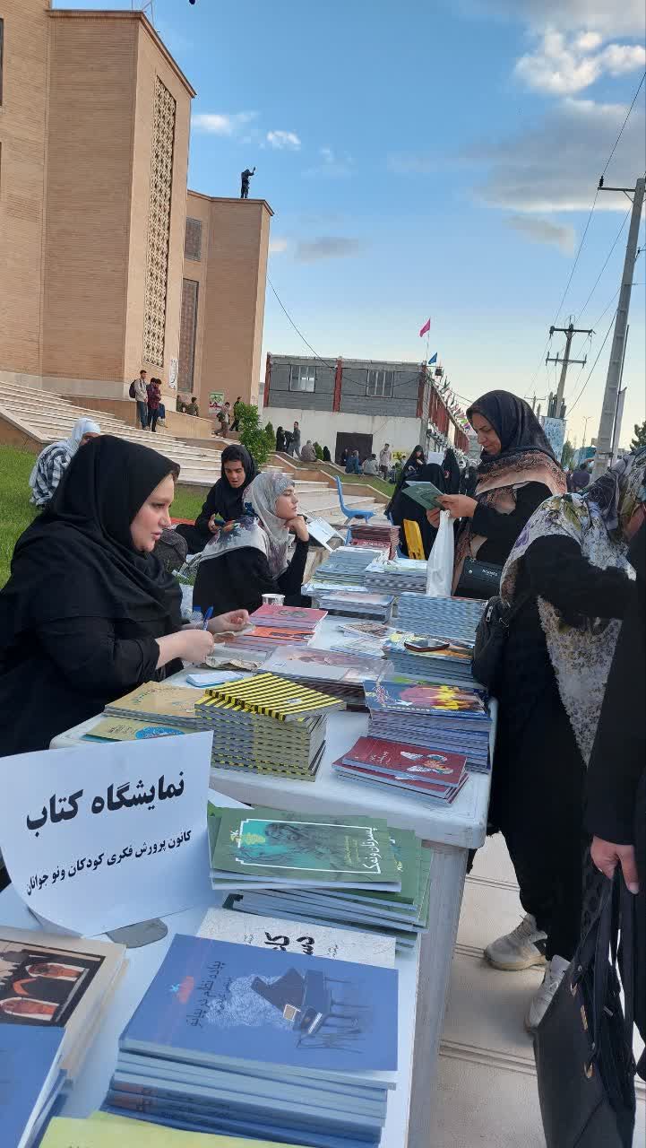 نمایشگاه کتاب کانون کرمانشاه در بقعهی احمدابن اسحاق