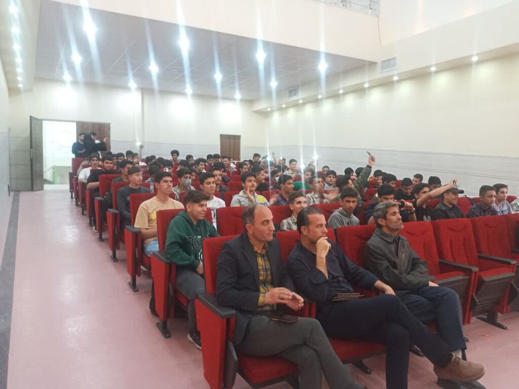 برگزاری جشن تکلیف پسران در مجتمع شهید مدنی همدان