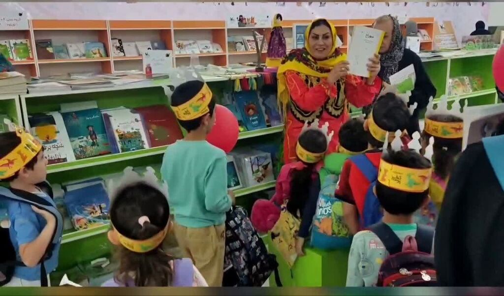 2 حضور فعال مربی کانون آذربایجان شرقی در نمایشگاه بینالمللی کتاب تهران