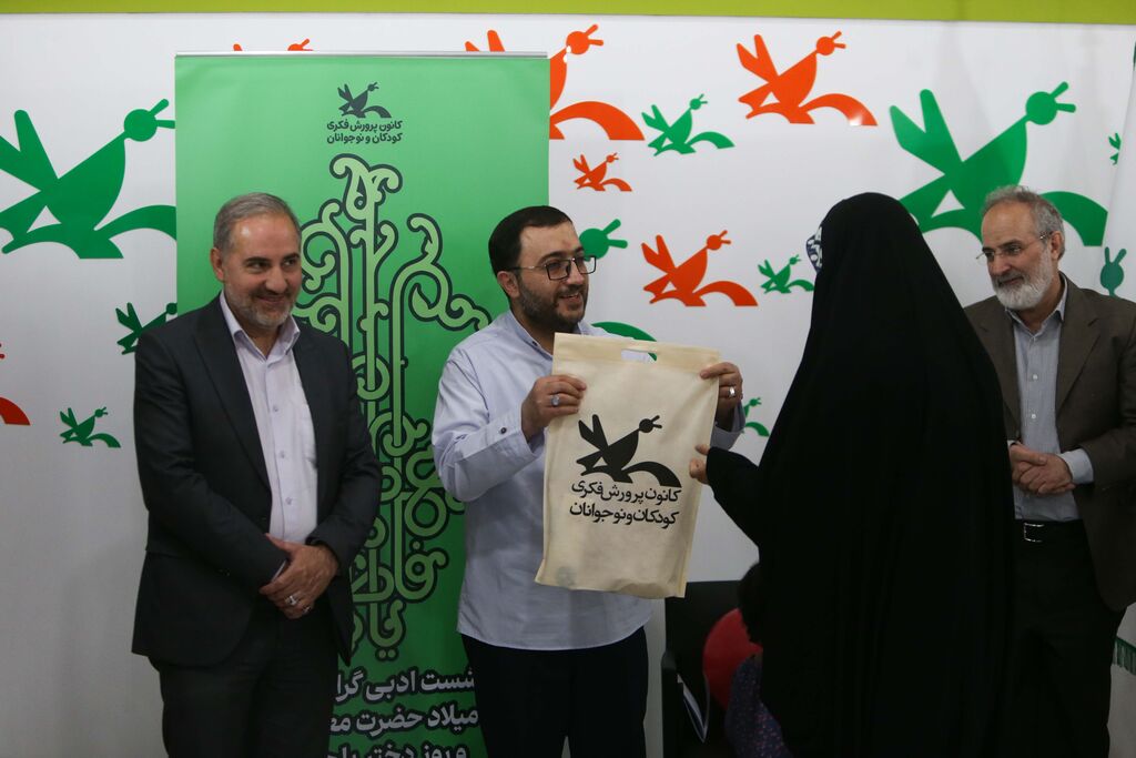 حضور اعضای کانون استان قزوین در نشست ادبی زادروز حضرت معصومه (س) در نمایشگاه کتاب