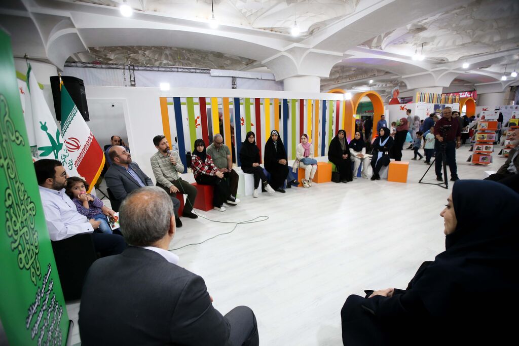 حضور اعضای کانون استان قزوین در نشست ادبی زادروز حضرت معصومه (س) در نمایشگاه کتاب