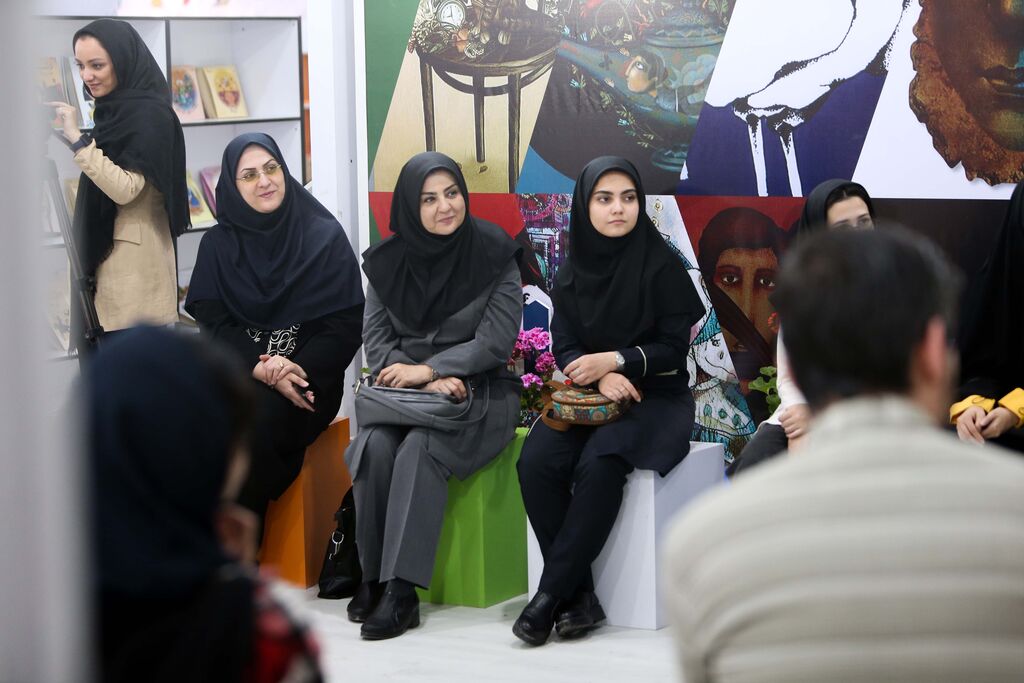 حضور اعضای کانون استان قزوین در نشست ادبی زادروز حضرت معصومه (س) در نمایشگاه کتاب