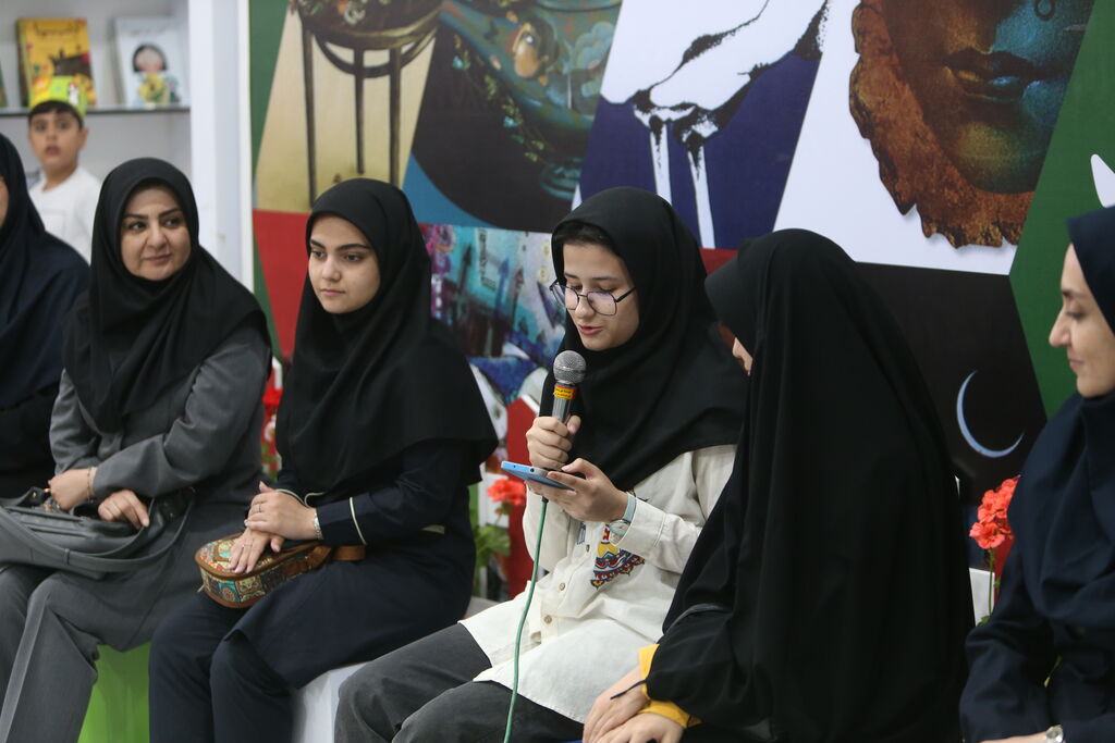 حضور اعضای کانون استان قزوین در نشست ادبی زادروز حضرت معصومه (س) در نمایشگاه کتاب