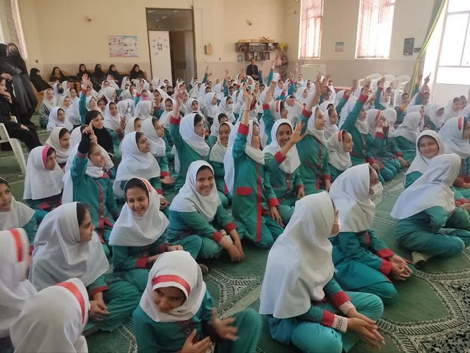 پیک امید کانون اصفهان در مدارس داران به اجرای برنامه پرداخت