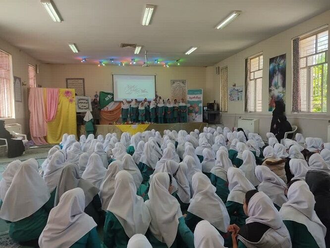 پیک امید کانون اصفهان در مدارس داران به اجرای برنامه پرداخت  پیک امید کانون اصفهان در مدارس داران به اجرای برنامه پرداخت