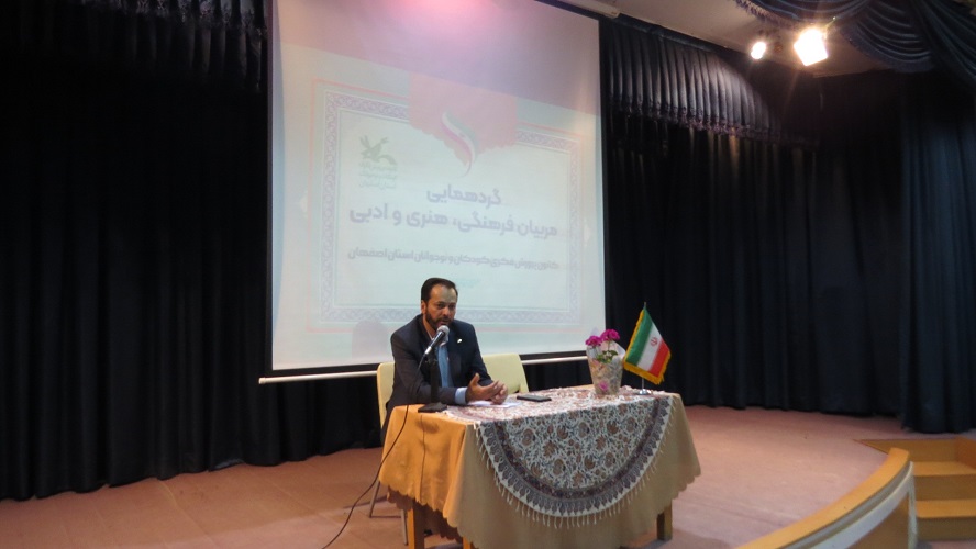 تأکید بر امید آفرینی و هویت بخشی در گردهمایی مربیان فرهنگی ، هنری و ادبی