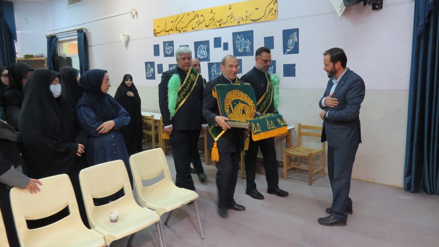 استقبال مربیان کانون از پرچم متبرک آستان قدس رضوی