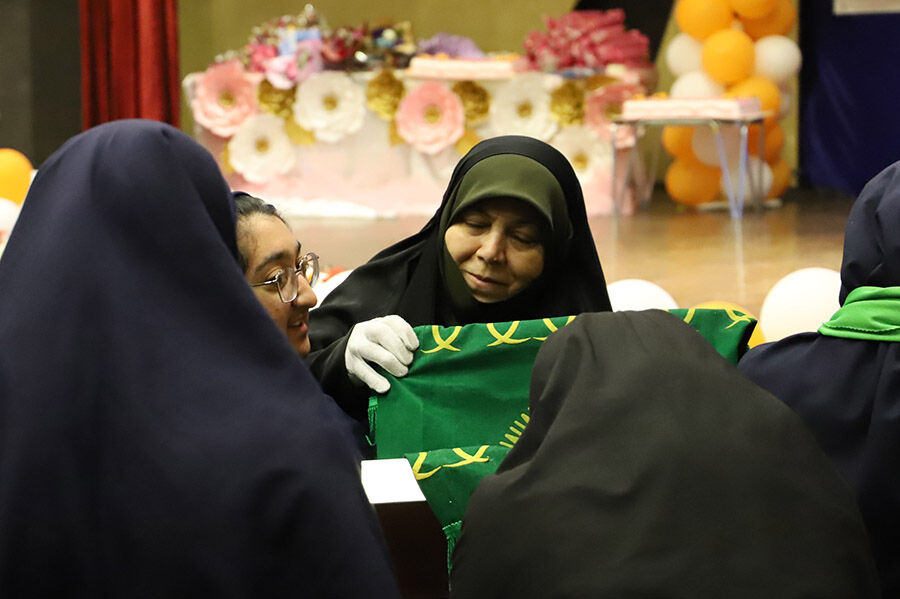 تکریم از گلبرگهای آفرینش در اردبیل/ جشن و سرور دختران دارای نیازهای ویژه در دههی کرامت