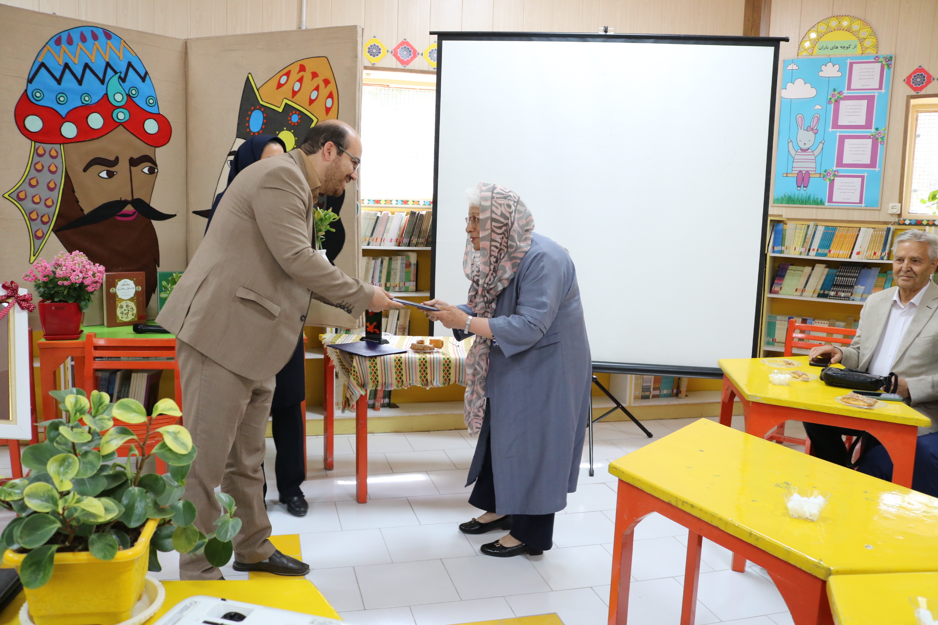 به مناسبت بزرگداشت فردوسی از خیرین کانون تجلیل شد