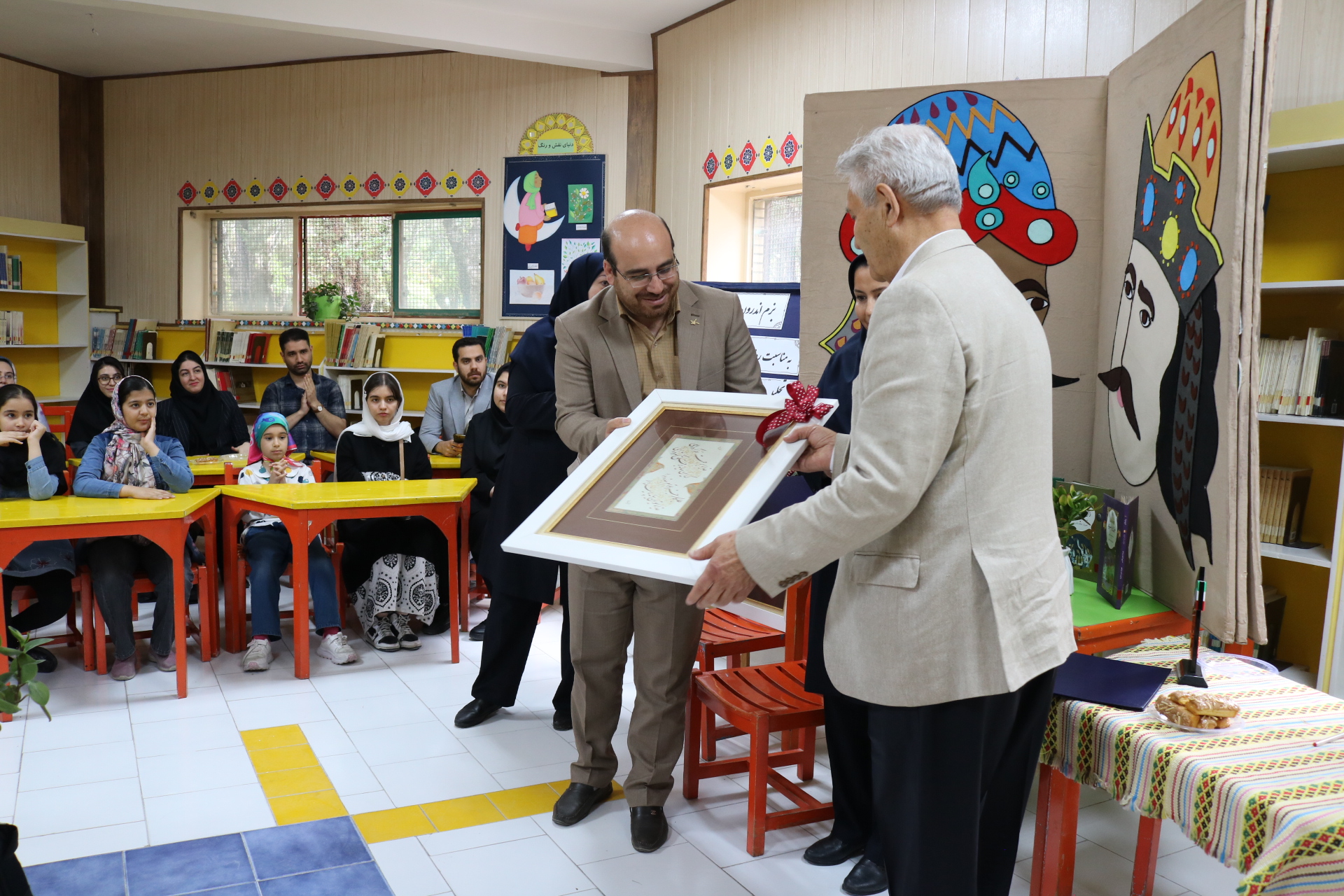 به مناسبت بزرگداشت فردوسی از خیرین کانون تجلیل شد