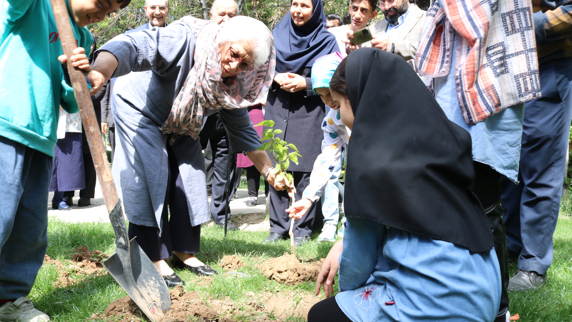 به مناسبت بزرگداشت فردوسی از خیرین کانون تجلیل شد