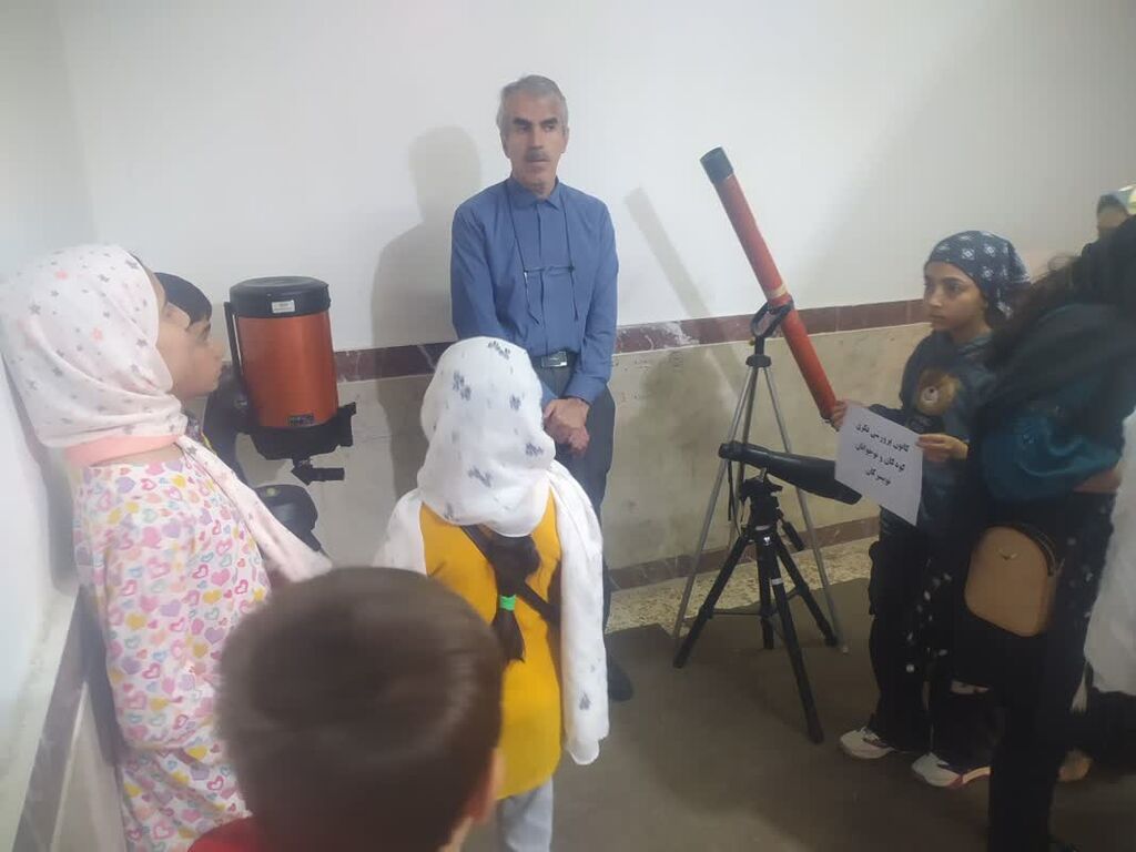 بازدید اعضای کانون تویسرکان از اتاق نجوم پژوهشسرای رضی