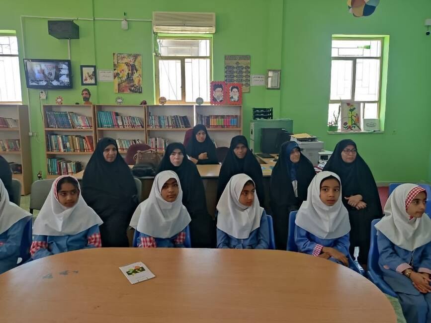 پاتوق کتاب در کانون عنبرآباد تشکیل شد