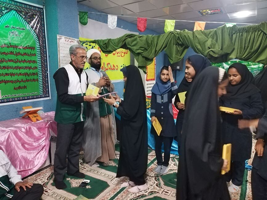 پاتوق کتاب در کانون عنبرآباد تشکیل شد