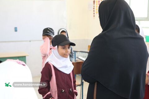 یک کلاس، یک قفسه با حضور خادمیاران رضوی متبرک شد چهارمحال و بختیاری 1403