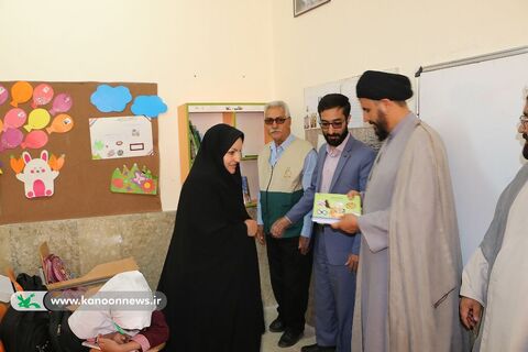 یک کلاس، یک قفسه با حضور خادمیاران رضوی متبرک شد چهارمحال و بختیاری 1403