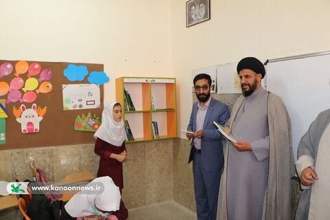 یک کلاس، یک قفسه با حضور خادمیاران رضوی متبرک شد چهارمحال و بختیاری 1403