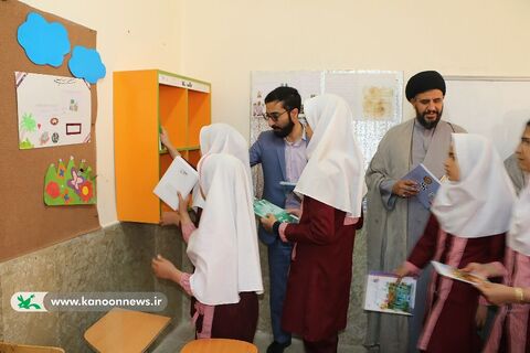 یک کلاس، یک قفسه با حضور خادمیاران رضوی متبرک شد چهارمحال و بختیاری 1403