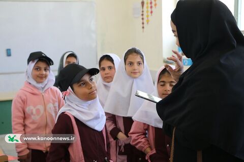 یک کلاس، یک قفسه با حضور خادمیاران رضوی متبرک شد چهارمحال و بختیاری 1403