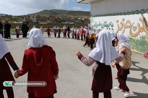 یک کلاس، یک قفسه با حضور خادمیاران رضوی متبرک شد چهارمحال و بختیاری 1403
