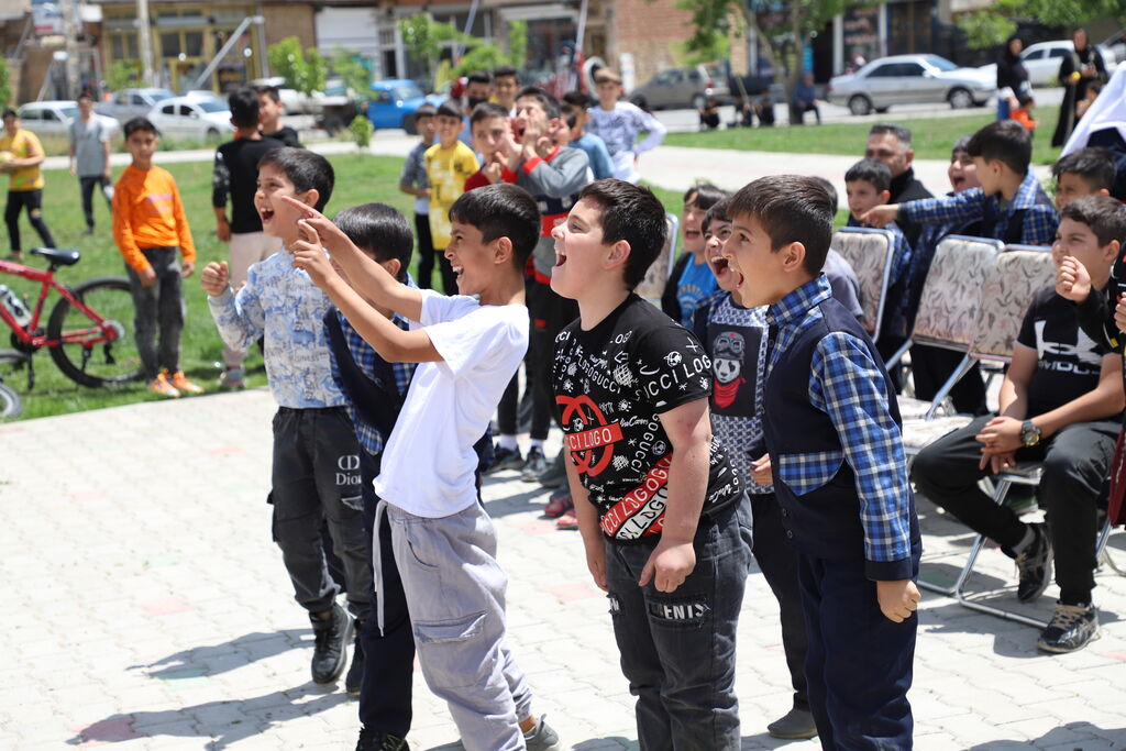 صدای شادی و سرور در ارومیه/ گروه نمایشی عمو مجید و بچه زرنگ در پارک دیگاله روی صحنه رفت 