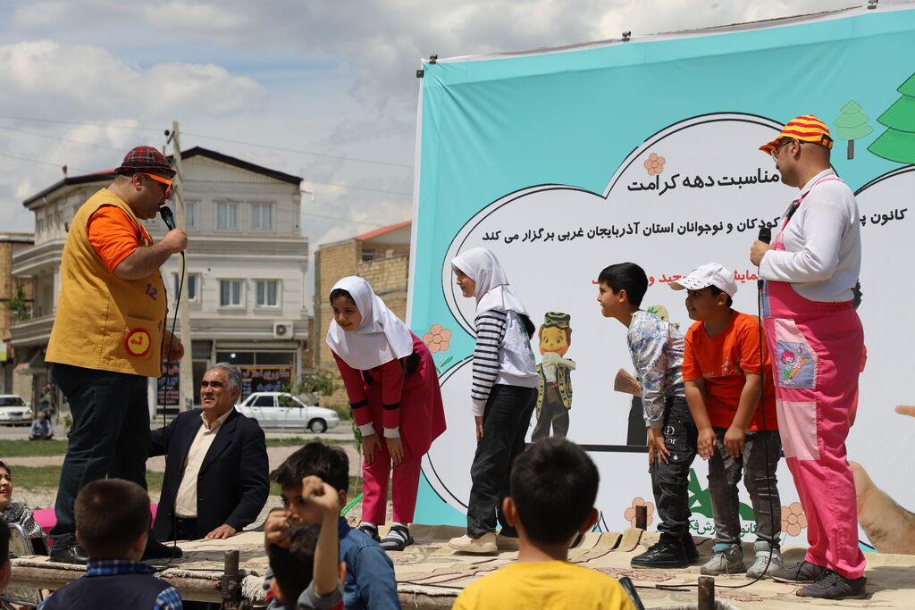 صدای شادی و سرور در ارومیه/ گروه نمایشی عمو مجید و بچه زرنگ در پارک دیگاله روی صحنه رفت 