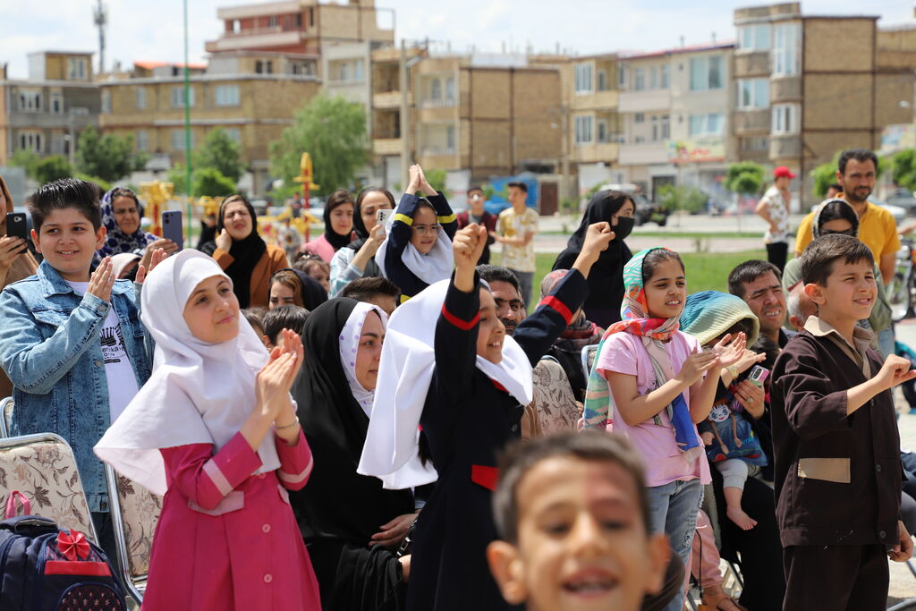 صدای شادی و سرور در ارومیه/ گروه نمایشی عمو مجید و بچه زرنگ در پارک دیگاله روی صحنه رفت