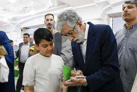 رییس فرهنگستان زبان و ادب فارسی میهمان غرفه کانون در نمایشگاه کتاب