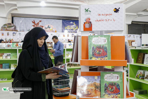 بازدید غلامعلی حدادعادل از غرفه کانون در نمایشگاه کتاب