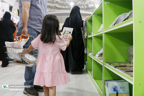 بازدید غلامعلی حدادعادل از غرفه کانون در نمایشگاه کتاب