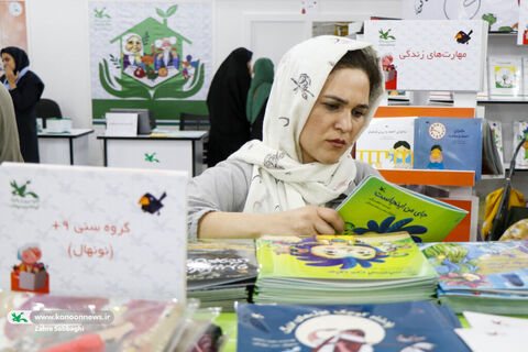 بازدید غلامعلی حدادعادل از غرفه کانون در نمایشگاه کتاب