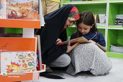 بازدید غلامعلی حدادعادل از غرفه کانون در نمایشگاه کتاب