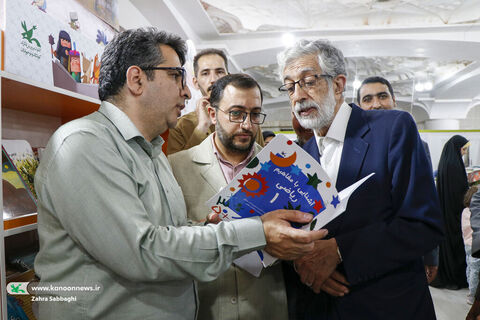 بازدید غلامعلی حدادعادل از غرفه کانون در نمایشگاه کتاب