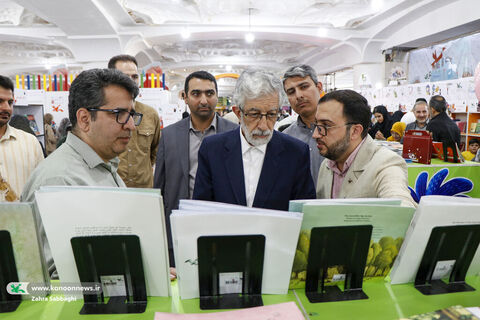 بازدید غلامعلی حدادعادل از غرفه کانون در نمایشگاه کتاب