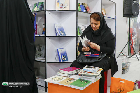 بازدید غلامعلی حدادعادل از غرفه کانون در نمایشگاه کتاب