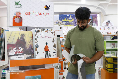 بازدید غلامعلی حدادعادل از غرفه کانون در نمایشگاه کتاب