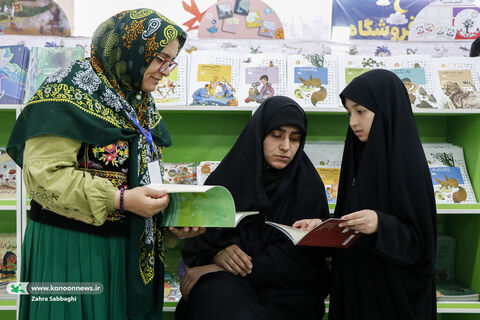 بازدید غلامعلی حدادعادل از غرفه کانون در نمایشگاه کتاب